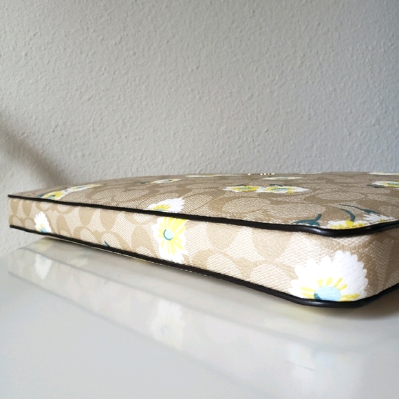 ❗SOLD❗❤Coach Laptop Sleeve in Signature Canvas - Picture 5 of 15